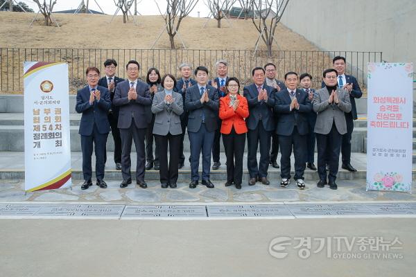 [크기변환]사진 2) 화성특례시의회 배정수 의장 및 의원들.jpg