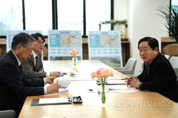 [크기변환](0305)[정책기획과]주광덕 남양주시장, 한국토지주택공사(LH) 이한준 사장에게 주요 현안 해결 요구(사진3).jpg