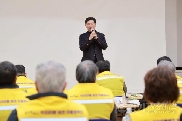[크기변환]사진 4-2 5일 처인구보건소에서 열린 발대식에서 이상일 용인특례시장이 축사를 하고 있다.JPG