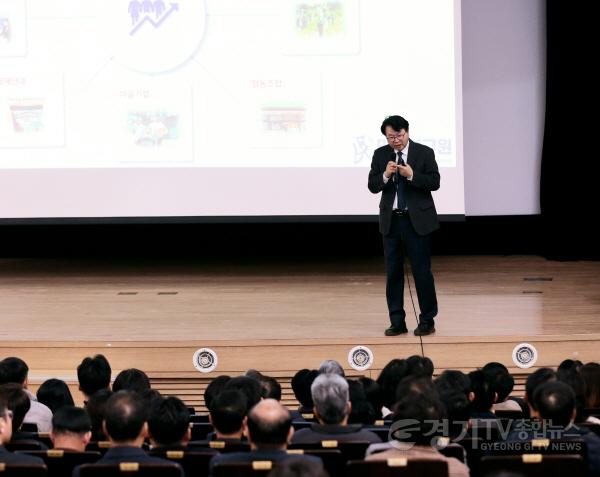 [크기변환]6-1. 이한주 민주연구원장이 화성특례시에서 기본사회에 대해 교육하고 있다.jpg