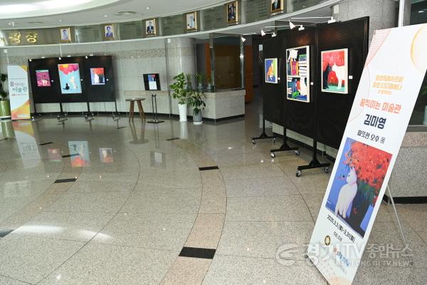 [크기변환]사진 2) 화성특례시의회 로비에서 진행 중인 김미영 작가의 전시.jpg