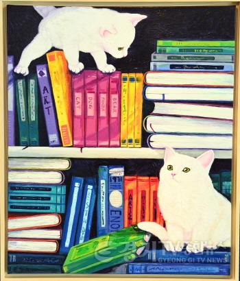 [크기변환]사진 3) 화성특례시의회 로비에서 진행 중인 김미영 작가의 전시.jpg