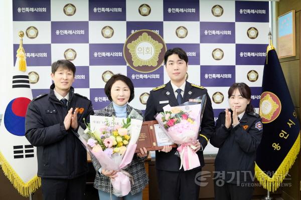 [크기변환]20250306 용인특례시의회, 의로운 시민에게 표창 수여(2) (1).jpg