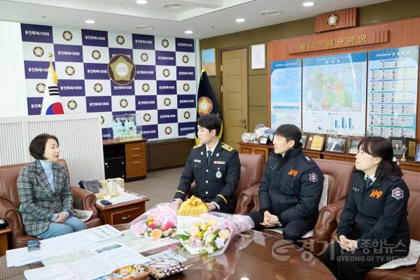 [크기변환]20250306 용인특례시의회, 의로운 시민에게 표창 수여(3).jpg