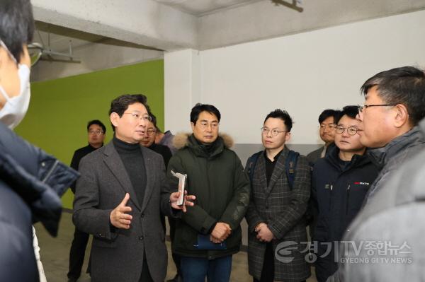 [크기변환]1-1. 이상일 용인특례시장이 경남아너스빌 디센트 건설 현장에서 누수가 지적된 지하 주차장을 둘러보고 있다.jpg