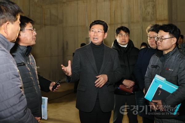 [크기변환]1-2. 이상일 용인특례시장이 경남아너스빌 디센트 건설 현장을 방문해 상황을 살피고 있다.jpg