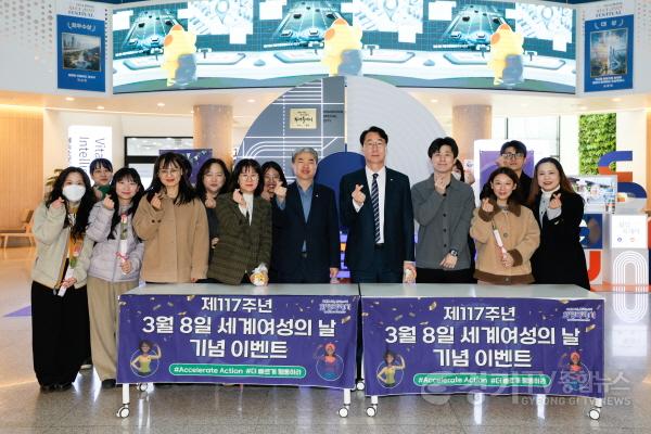 [크기변환]5-2. 정명근 화성특례시장이 성평등 문화 확산을 위해 시청에서 _제117주년 3월 8일 세계여성의날 기념 이벤트_를 실시하고 기념촬영하고 있다.jpg