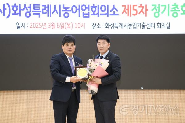 [크기변환]사진 4) 감사패를 수여받은 배정수 의장(오른쪽).jpg