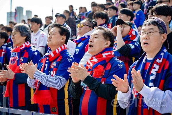 [크기변환]1-2.수원FC 구단주 이재준 수원시장, “선수들의 열정과 투혼, 시민들의 응원으로 승리하자!”.jpg