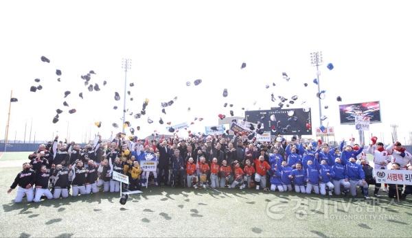 [크기변환]1-3. 8일 전국리틀야구대회에 개회식에서 선수들이 기념촬영하고 있다.jpg