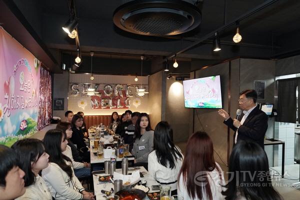 [크기변환]1. 2025 SNL(SeongNamLive) 크루 와의 간담회에서 참석자들과 대화를 나누고 있다.jpg