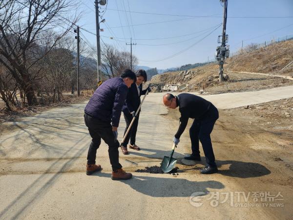 [크기변환]250310 경기도의회 김동영 의원, 오남읍 팔현리 일대 안전한 도로 만들기 현장 행보 눈길(1).jpeg