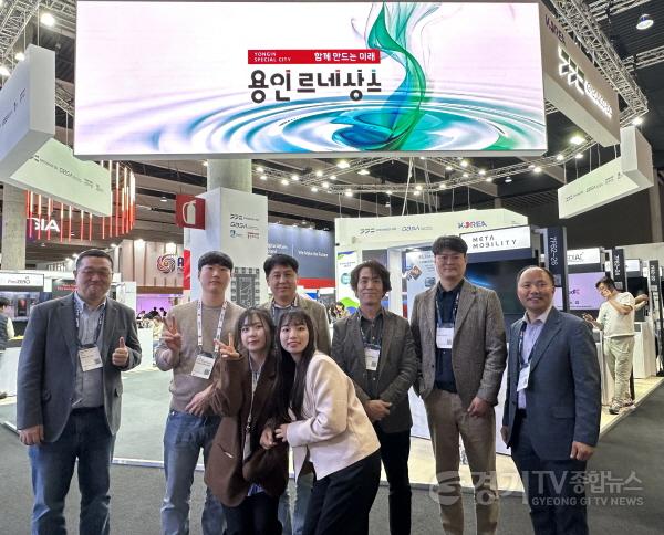 [크기변환]1. MWC 2025 용인특례시관 참가 기업 관계자 단체사진.jpeg