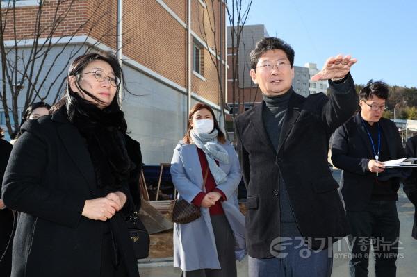 [크기변환]3-1 지난달 20일 이상일 용인특례시장이 처인초중통합학교를 방문해 시설과 환경을 점검하는 모습.jpg