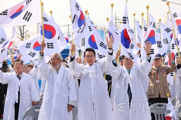 [크기변환]250309 사진2)‘평택 3.1독립만세운동 제106주년 기념식’에서 만세삼창하는 평택시의회 강정구 의장.jpg