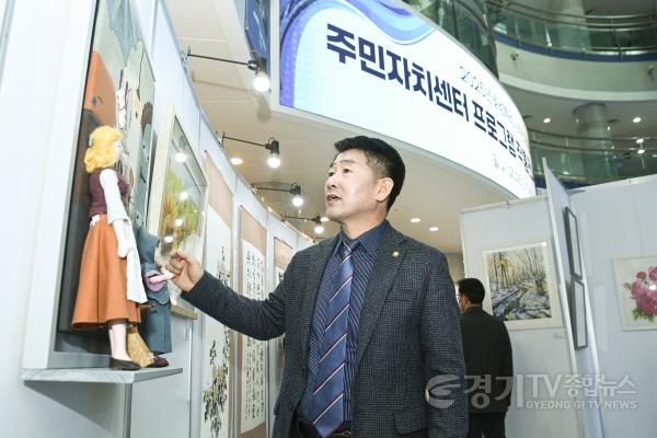 [크기변환]사진 5) 작품 감상 중인 배정수 의장.jpg