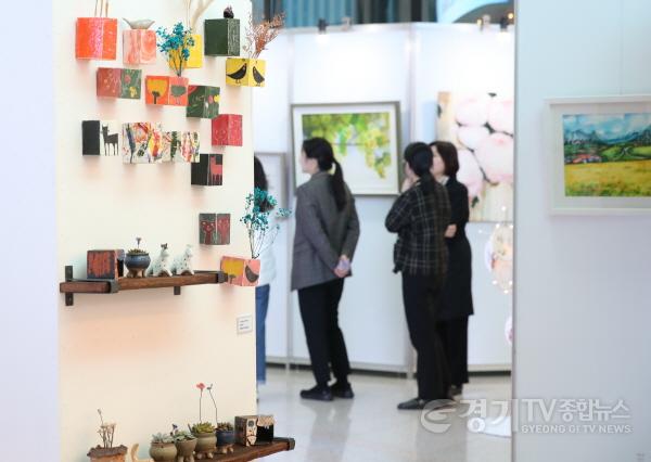 [크기변환]6-2. _2025 화성특례시 주민자치 페스티벌 작품전시회_ 전시 모습.jpg