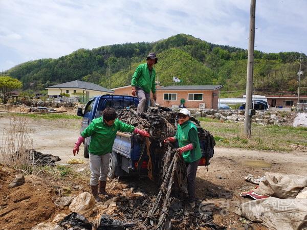 [크기변환]02-1 영농폐비닐 수거 1 (1).jpg