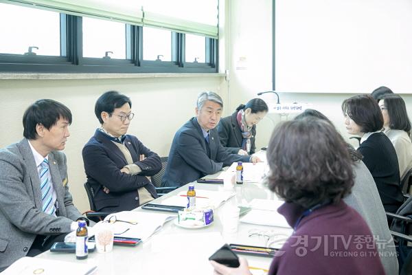 [크기변환]사진 1) 사전보고 청취하는 기획행정위원들.jpg