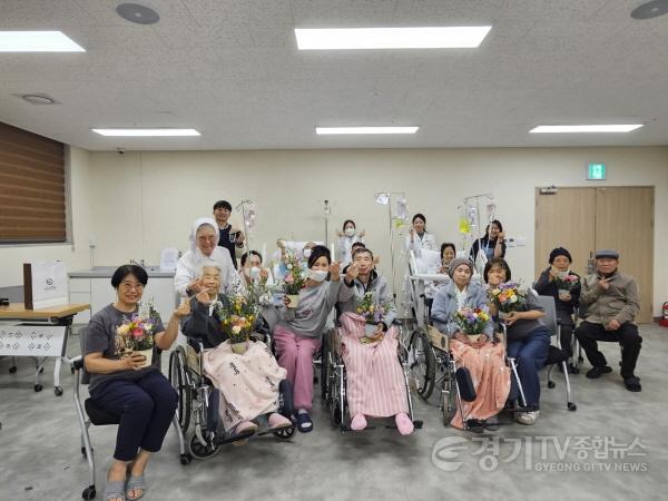 [크기변환]4. 용인특례시는 호스피스 성루카병원 환자와 보호자를 대상으로 치유농업서비스 원예교육을 진행하고 있다.jpg