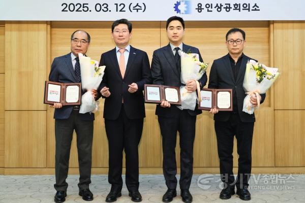 [크기변환]6-3. 12일 용인상공회의소에서 이상일 시장(왼쪽 둘째)이 유공 표창을 받은 기업인들과 기념사진을 찍고 있다.jpg