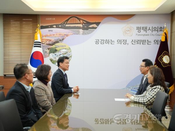 [크기변환]250313 사진1) 평택교육지원청 김윤기 교육장 [좌 2번째) 강정구 평택시의회 의장 (좌3번째), 김명숙 부의장(우2번째) 기념사진 (1).JPG