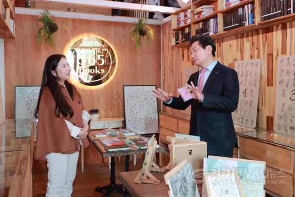 [크기변환]9-1. 이상일 용인특례시장이 12일 지역 독립서점 365북스를 방문했다.jpg