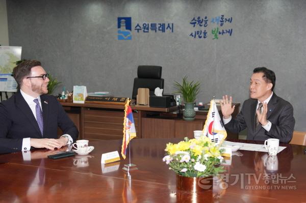 [크기변환]1-1. 이재준 수원시장 만난 주한 세르비아 대사, “수원을 세르비아에 스마트시티 모델로 소개하고 싶다” (1).jpg