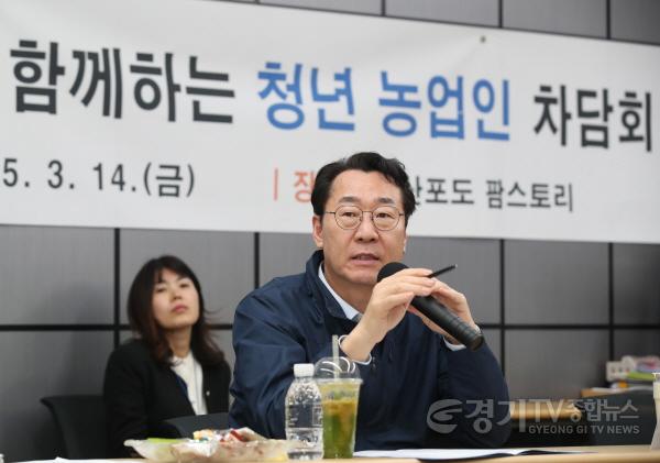 [크기변환]1-1. 14일 정명근 화성특례시장이 청년농업인과의 차담회에 참석해 발언하고 있다.jpg