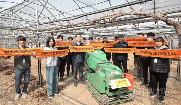 [크기변환]1-2. 청년농업인 차담회를 마치고 정명근 화성특례시장과 청년농업인들이 기념촬영하고 있다.jpg