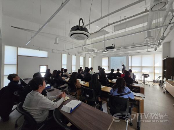 [크기변환]2. 강원도 시·군 공직자, 수원시 방문해 ‘행궁동 도시재생사업’ 벤치마킹.jpg