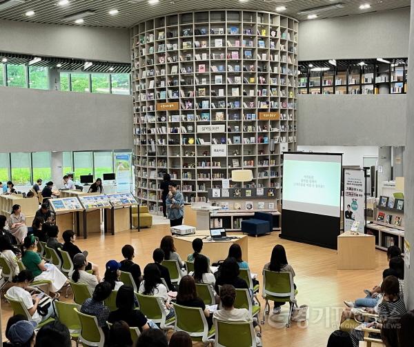 [크기변환]1-1. 성복도서관의 작가강연 프로그램 현장 모습.jpg