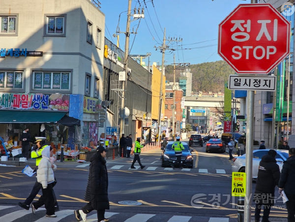 [크기변환]2-1. 용인특례시와 용인동부경찰서의 일시정지 교통문화 조성 합동캠페인 모습.png