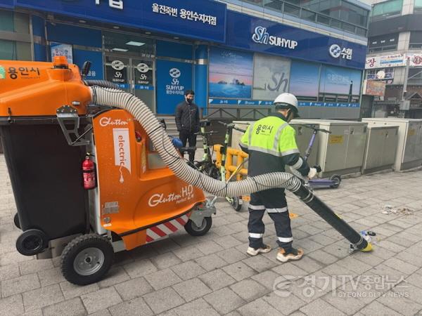 [크기변환]2. 용인특례시는 수지구 풍덕천동 상가밀집지역에 친환경 거리 진공청소기 1대를 배치해 시범 운영을 시작했다..jpg