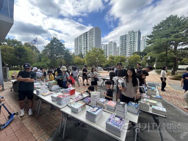 [크기변환]4-2. 2024년 기흥도서관 앞에서 열린 도서관주간 기념 행사.JPG