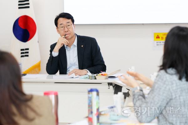 [크기변환]6-2. 정명근 화성특례시장이 17일 학부모간담회에 참석해 학부모 발언을 경청하고 있다.jpg