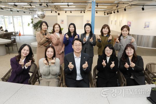 [크기변환]6-3. 정명근 화성특례시장이 17일 학부모 간담회를 마치고 기념촬영하고 있다.jpg