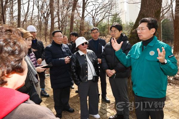 [크기변환]4-3. 이상일 용인특례시장이 동백1동 행정복지센터 신축 현장을 방문해 주민들의 의견을 청취하고 있다.jpg