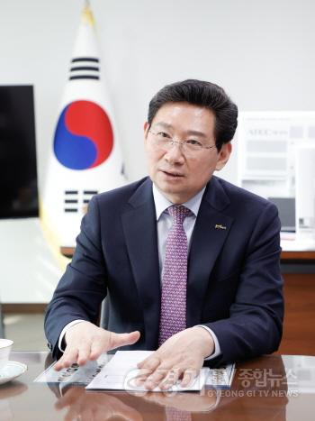 [크기변환]8-3.이상일 용인특례시장은 18일 광교신도시 인근 수원시와 용인시 경계에 있는 송전철탑 이설 사업과 관련해 용인시의 입장을 담은 서한문을 김동철 한국전력공사 사장에게 전달했다..jpg