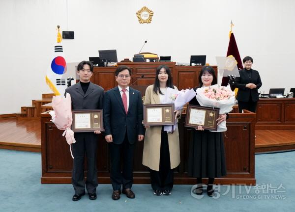 [크기변환][사진자료] 3월 18일 제338회 임시회 제1차 본회의 ‘2025년 1분기 우수공무원’ 표창(사진_하남시의회 제공).jpg