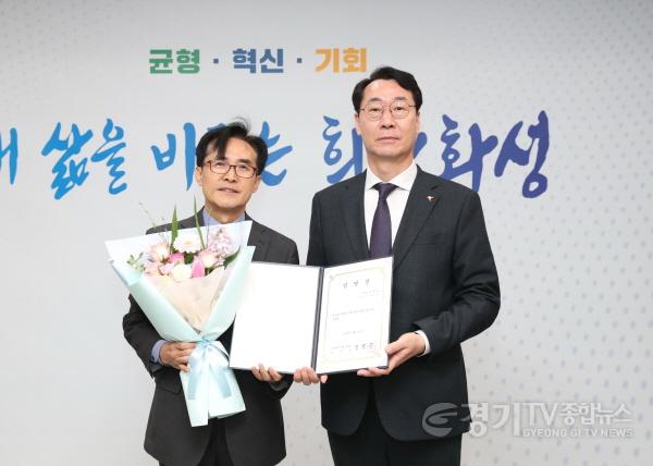 [크기변환](사진1) 전병선 신임 원장(왼쪽)이 정명근 화성시장(오른쪽)으로부터 임명장을 받고 기념촬영을 하고 있다..jpg