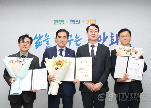 [크기변환]7. 정명근 화성특례시장이 신임 공공기관장 3인을 임명하고 기념촬영하고 있다(왼쪽부터 전병선 화성산업진흥원장, 한병홍 화성도시공사 사장, 정명근 화성특례시장, 황운성 화성복지재단 대표이사).jpg