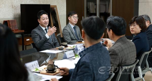 [크기변환]250318 김진경 의장, 시흥교육지원청과 정책 방향 공유 위한 정담회 진행 (3).jpg
