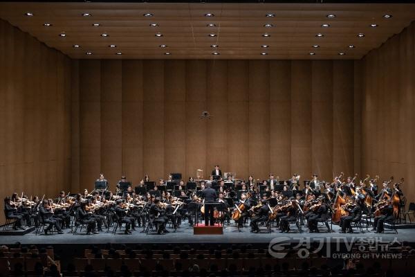 [크기변환]1-3. 지휘자 정명훈과 피아니스트 선우예권, KBS교향악단의 협연무대 모습.jpg