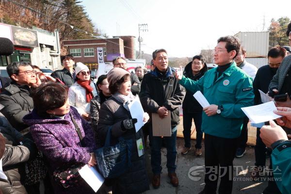 [크기변환]11-1. 19일 이상일 용인특례시장이 고기동 주민들의 민원을 청취하고 있다.jpg