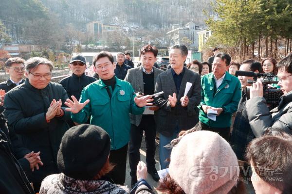 [크기변환]11-2. 19일 이상일 용인특례시장이 고기동 주민들의 민원을 청취하고 있다.jpg