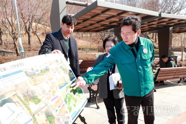 [크기변환]11-3 19일 절골근린공원에서 이상일 용인특례시장이 통학로 정비 예정지를 점검하고 있다.jpg