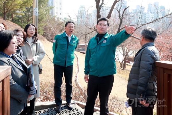 [크기변환]11-4 19일 절골근린공원에서 이상일 용인특례시장이 통학로 정비 예정지를 점검하고 있다.jpg