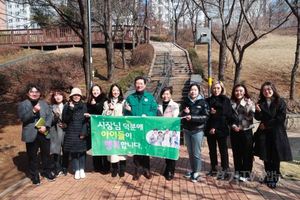 [크기변환]11-5 19일 절골근린공원에서 이상일 용인특례시장이 통학로 정비 예정지 점검 후 매봉초 관계자·학부모들과 기념사진을 찍고 있다.jpg