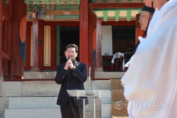 [크기변환]12-2. 이상일 용인특례시장이 19일 수지구 상현동 심곡서원에서 열린 춘계향사에 참석해 인사말을 하고 있다..jpg